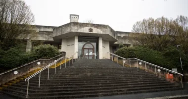 Bíróság elé került egy apa Nagy-Britanniában, mert felpofozta lánya zaklatóját az iskola előtt