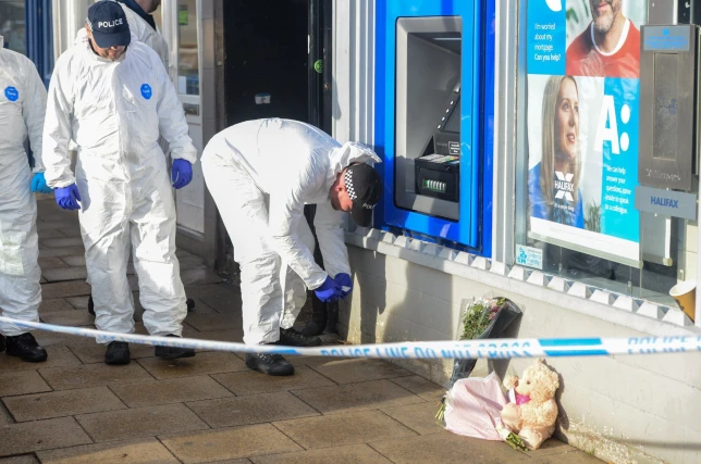 15 éves lányt szurkált halálra egy tinédzser srác egy észak-angliai város központjában egy másik fiatalt pedig a híres londoni Harrods áruház kellős közepén késeltek meg 4