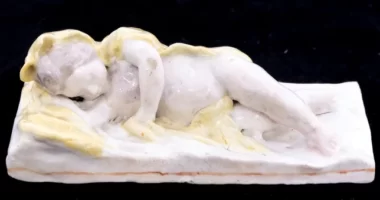 Alig £2-ért vette meg egy nő ezt a porcelán figurát egy bolhapiacon Angliában és több, mint 10,000-szer annyit ér 20