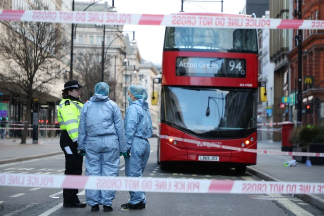 Életveszélyes állapotban van egy fiatal srác, miután megkéselték London szívében az Oxford Streeten egy buszon 3