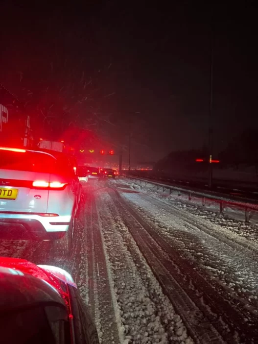 Ezrek rekedtek az autóikban az M62-es autópályán éjszakára a hóvihar miatt Angliában 4