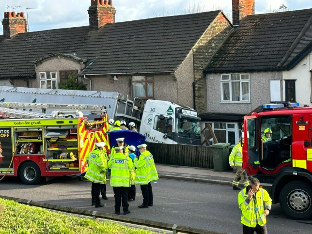 Egy teherautó több házba csapódott Angliában: 1 halott 3