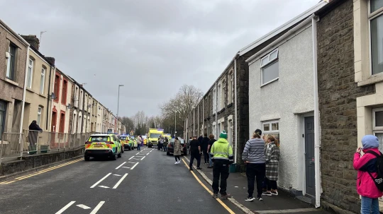 Darabokra robbant és teljesen megsemmisült 2 ház Nagy-Britanniában, Swansea városában – 1 ember eltűnt, többen kórházban 8