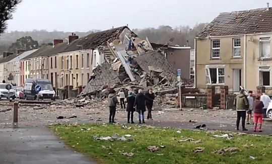 Darabokra robbant és teljesen megsemmisült 2 ház Nagy-Britanniában, Swansea városában – 1 ember eltűnt, többen kórházban 7