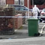 Egy 17 éves srácot egy házibulin szúrtak le, egy másik fiatalt pedig többször is meglőttek a nyílt utcán Angliában