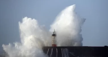 Sárga időjárási figyelmeztetés lépett életbe Anglia déli részeire: helyenként 100-110 km/h erejű szél is várható