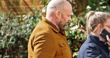 Kirúgták a munkahelyéről, bosszúból meztelen képeket osztott meg volt főnökéről egy fickó Angliában