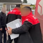Teljesen kiakadt egy nő Angliában, miután a csomagszállító nem volt hajlandó átadni a csomagot, ha nem vihetik be és fotózhatják le a házukban