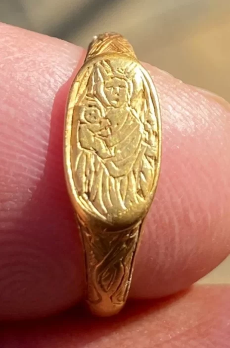 Elképesztő ritka és értékes 15. századi aranygyűrűt talált egy férfi Angliában egy mezőn 6