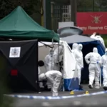 Brutális késelés egy szórakozóhely előtt Angliában: 1 halott és további 7 ember kórházban