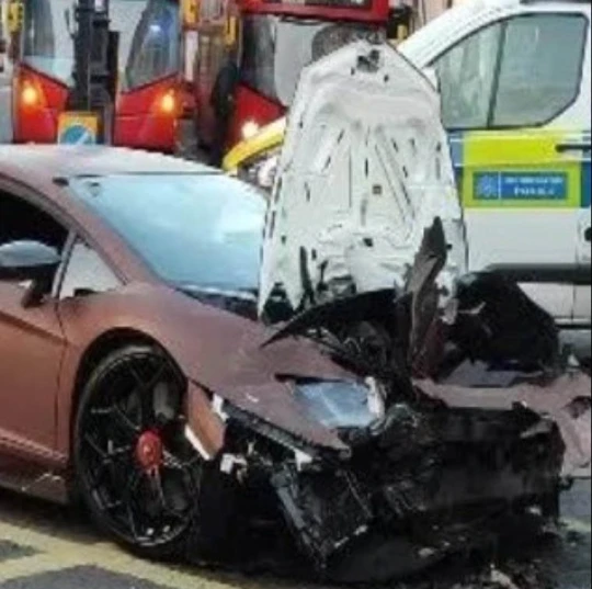 Emeletes busz ütközött egy méregdrága Lamborghinivel London belvárosában – a sportkocsi ripityára tört 4