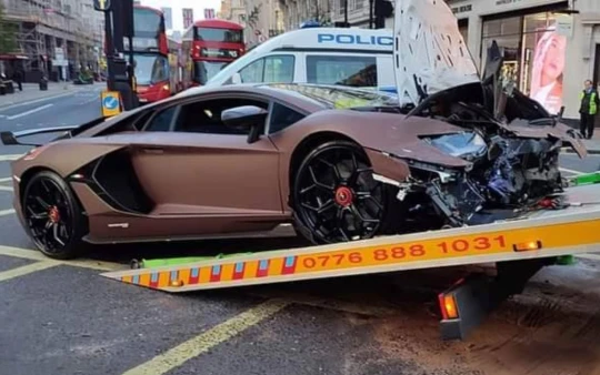 Emeletes busz ütközött egy méregdrága Lamborghinivel London belvárosában – a sportkocsi ripityára tört 5