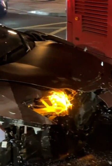 Emeletes busz ütközött egy méregdrága Lamborghinivel London belvárosában – a sportkocsi ripityára tört 6