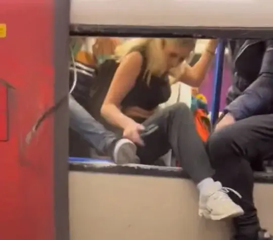 Káosz a londoni metrón: az ablakot kitörve menekültek az utasok a szerelvényből 4