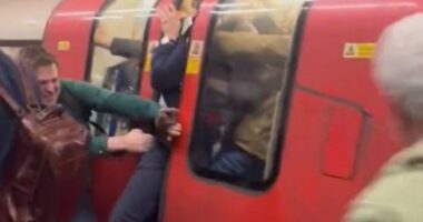 Káosz a londoni metrón: az ablakot kitörve menekültek az utasok a szerelvényből