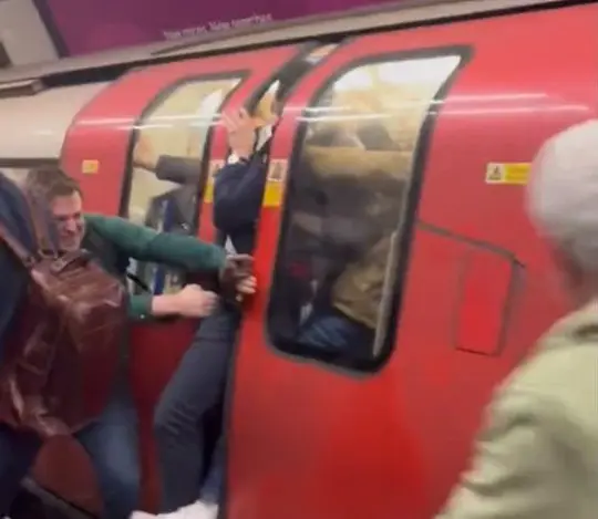Káosz a londoni metrón: az ablakot kitörve menekültek az utasok a szerelvényből 3