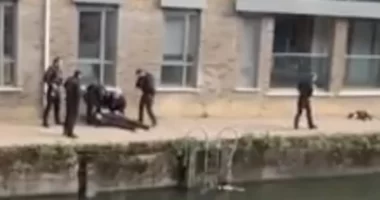 Döbbenetes pillanatok Kelet-Londonban: a rendőrök lőttek agyon 2 kutyát a gazdájukat pedig sokkolóval ártalmatlanították