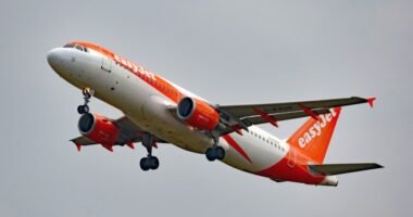 Kártérítést követel egy férfi az easyJet-től Nagy-Britanniában, miután a járatukba belecsapott a villám