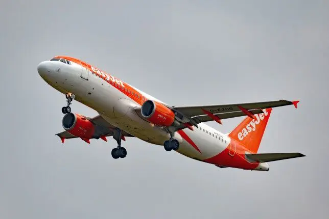 Kártérítést követel egy férfi az easyJet-től Nagy-Britanniában, miután a járatukba belecsapott a villám 18