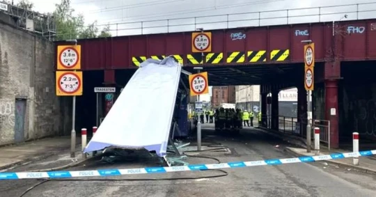 10-en kórházban, miután egy vasúti híd teljesen levágta egy busz tetejét Nagy-Britanniában, Glasgowban 4