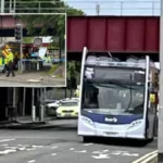 10-en kórházban, miután egy vasúti híd teljesen levágta egy busz tetejét Nagy-Britanniában, Glasgowban
