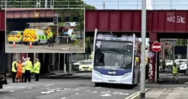 10-en kórházban, miután egy vasúti híd teljesen levágta egy busz tetejét Nagy-Britanniában, Glasgowban