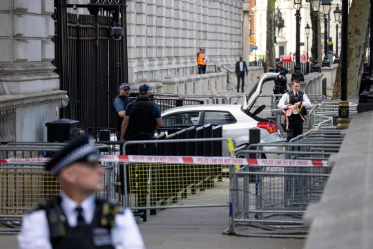 Drámai pillanatok: egy autós hajtott a Downing Street kerítésébe, az egész környéket lezárták 5