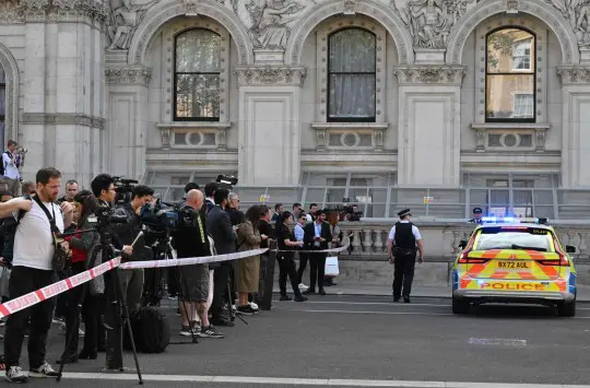 Drámai pillanatok: egy autós hajtott a Downing Street kerítésébe, az egész környéket lezárták