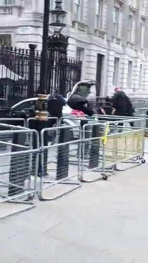 Drámai pillanatok: egy autós hajtott a Downing Street kerítésébe, az egész környéket lezárták 4