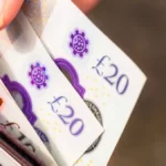Emberek millióinak utalnak 150 GBP támogatást a mai naptól Angliában