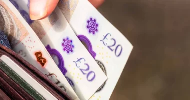 Emberek millióinak utalnak 150 GBP támogatást a mai naptól Angliában