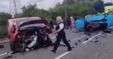 Súlyos autóbaleset Londonban: száguldó Lamborghini ütközött frontálisan egy Royal Mail-es furgonnal