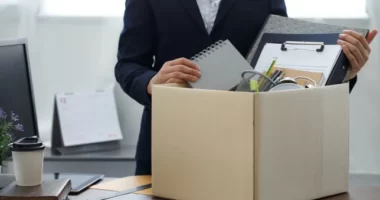 15 000 GBP-t kapott egy nő Nagy-Britanniában, csak mert a munkahelyen „leszbinek” nevezték