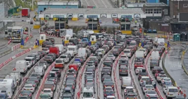 Káosz a doveri határátkelőnél Angliában, hatalmas több órás sorok, és még a vasúti alkalmazottak is sztrájkolnak