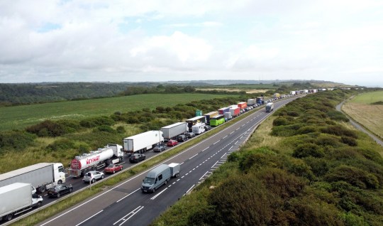 Káosz a doveri határátkelőnél Angliában, hatalmas több órás sorok, és még a vasúti alkalmazottak is sztrájkolnak 3