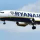 Újabb balhé a Ryanairnél: egy családdal 165 font pótdíjat fizettettek ki a becsekkolásért, amit azt mondtak, visszaadnak és most mégsem