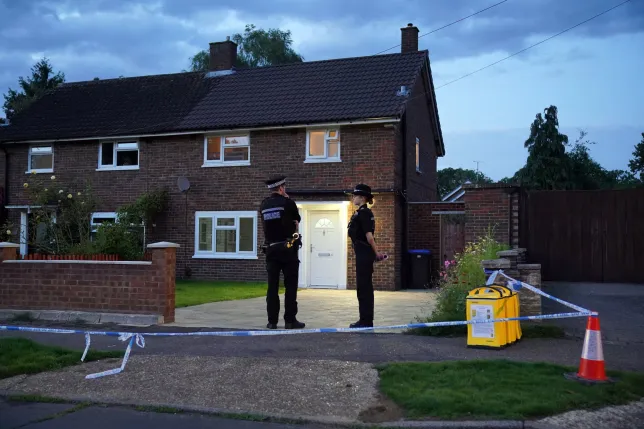10 éves kislány holttestére bukkantak egy házban Angliában, Surrey területén – 3 embert nagy erőkkel keres a rendőrség 5