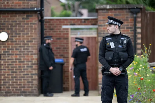 10 éves kislány holttestére bukkantak egy házban Angliában, Surrey területén – 3 embert nagy erőkkel keres a rendőrség 6