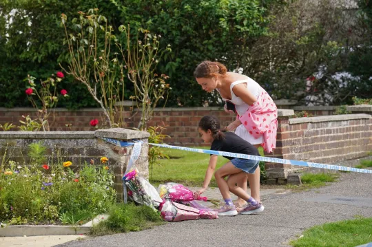 10 éves kislány holttestére bukkantak egy házban Angliában, Surrey területén – 3 embert nagy erőkkel keres a rendőrség 7