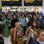 Több, mint 1200 járatot töröltek az Egyesült Királyságban, szinte minden reptér érintett és a törlések és késések még napokig elhúzódhatnak