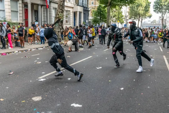 Késekkel és macsétákkal rontottak egymásnak a Notting Hill Karneválon a tömeg kellős közepén – 2 nap alatt 308 embert tartóztattak le 5