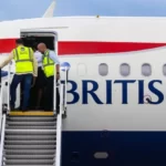 Az utasok szeme láttára egyik pillanatról a másikra összeesett és meghalt az egyik légiutas kísérő a londoni Heathrow repülőtéren