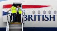 Az utasok szeme láttára egyik pillanatról a másikra összeesett és meghalt az egyik légiutas kísérő a londoni Heathrow repülőtéren 2