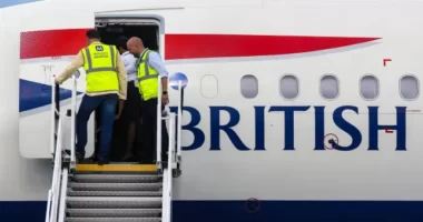 Az utasok szeme láttára egyik pillanatról a másikra összeesett és meghalt az egyik légiutas kísérő a londoni Heathrow repülőtéren
