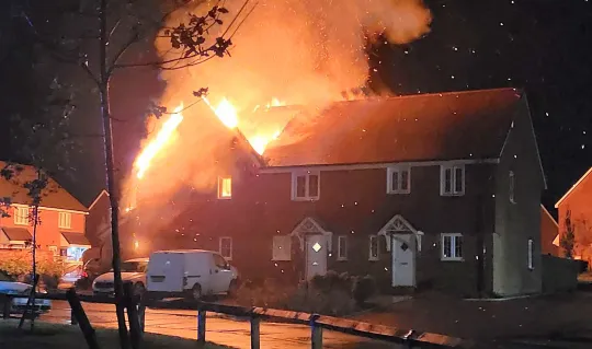 „Hatalmas robbanás volt”: Villám csapott egy házba Dél-Angliában, azonnal lángra lobbantva a felső szintet 1