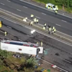 Horrorbaleset az M53-as autópályán Angliában: iskolásokkal teli busz borult fel, eddig 2 halott és több tucat sérült