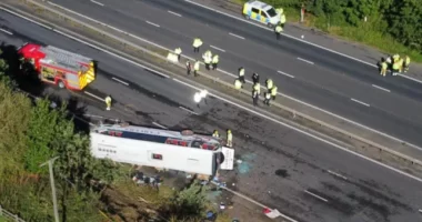 Horrorbaleset az M53-as autópályán Angliában: iskolásokkal teli busz borult fel, eddig 2 halott és több tucat sérült