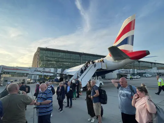 Evakuálni kellett egy repülőgép összes utasát a londoni Heathrow reptéren, miután többen rosszul lettek 8