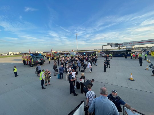 Evakuálni kellett egy repülőgép összes utasát a londoni Heathrow reptéren, miután többen rosszul lettek 5