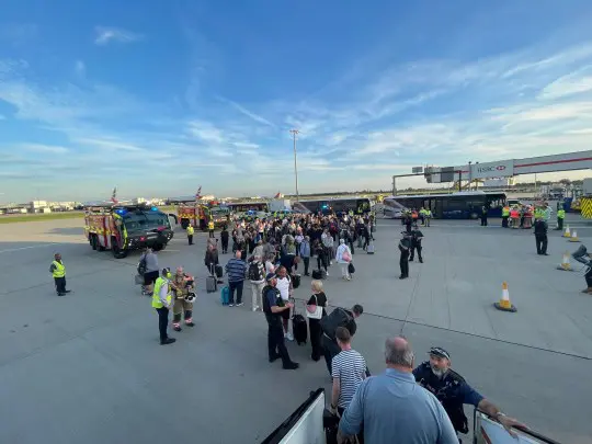 Evakuálni kellett egy repülőgép összes utasát a londoni Heathrow reptéren, miután többen rosszul lettek 5